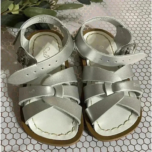 🆕NWOB Silver SALTWATER Sandals Size 7 - Picture 1 of 2